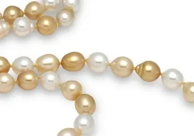 A close up of a necklace with pearls